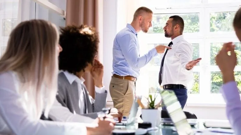 Collègue toxique agressif